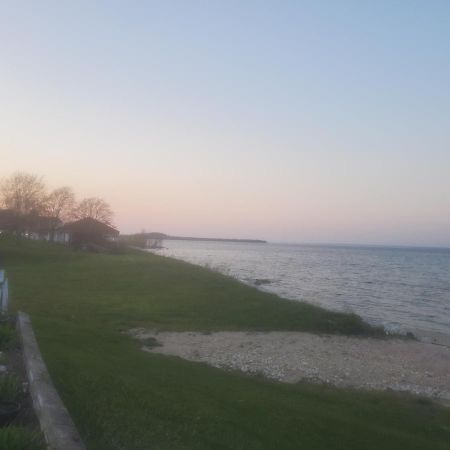 Bayview Lakefront Inn Saint Ignace Kültér fotó