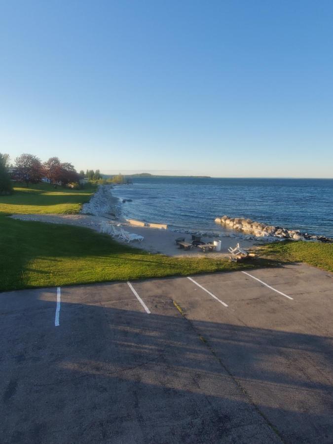 Bayview Lakefront Inn Saint Ignace Kültér fotó
