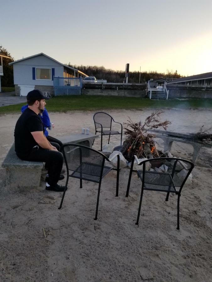 Bayview Lakefront Inn Saint Ignace Kültér fotó